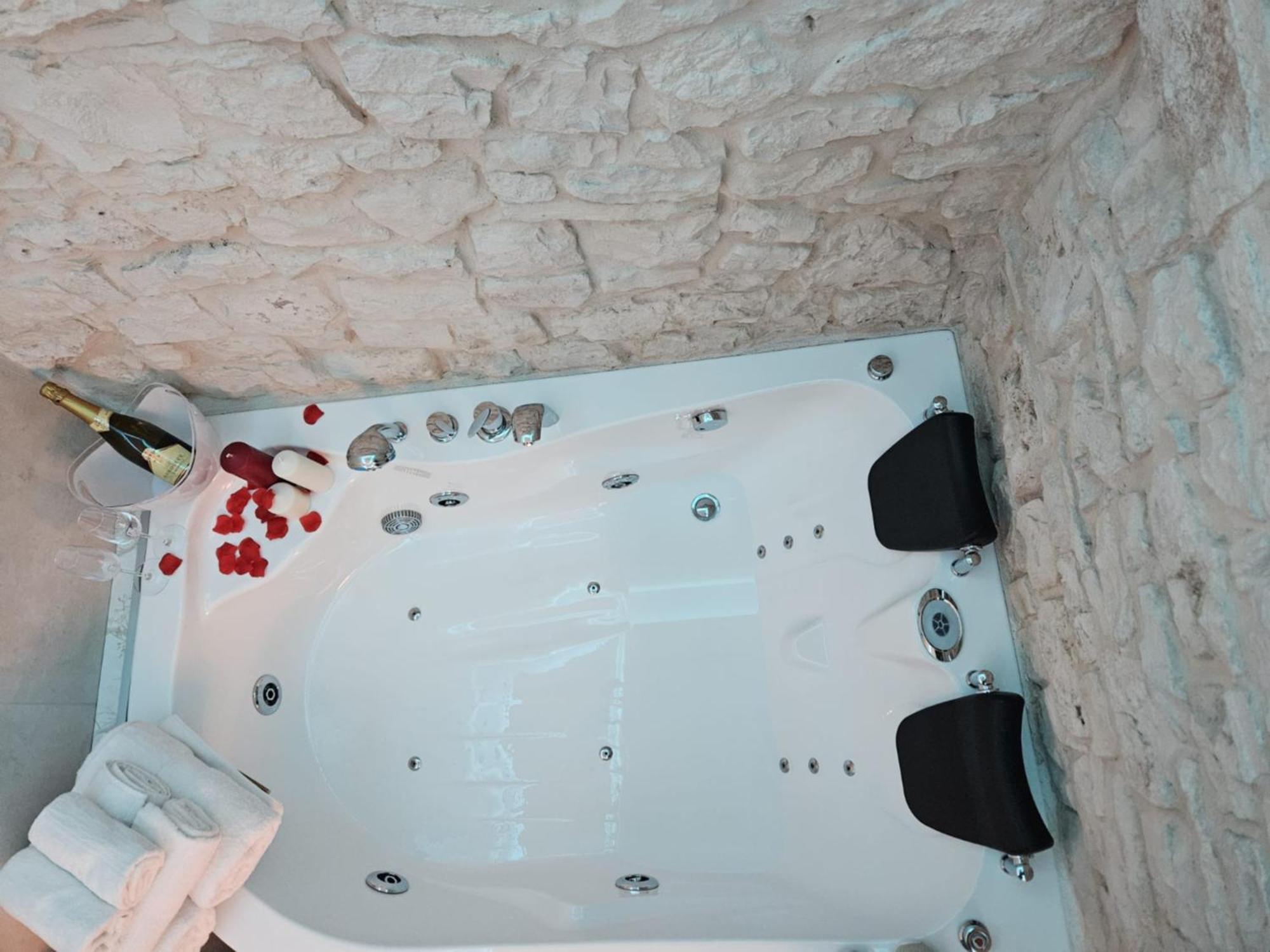 Luxuite Spa Con Piscina E Jacuzzi Alberobello Exterior photo