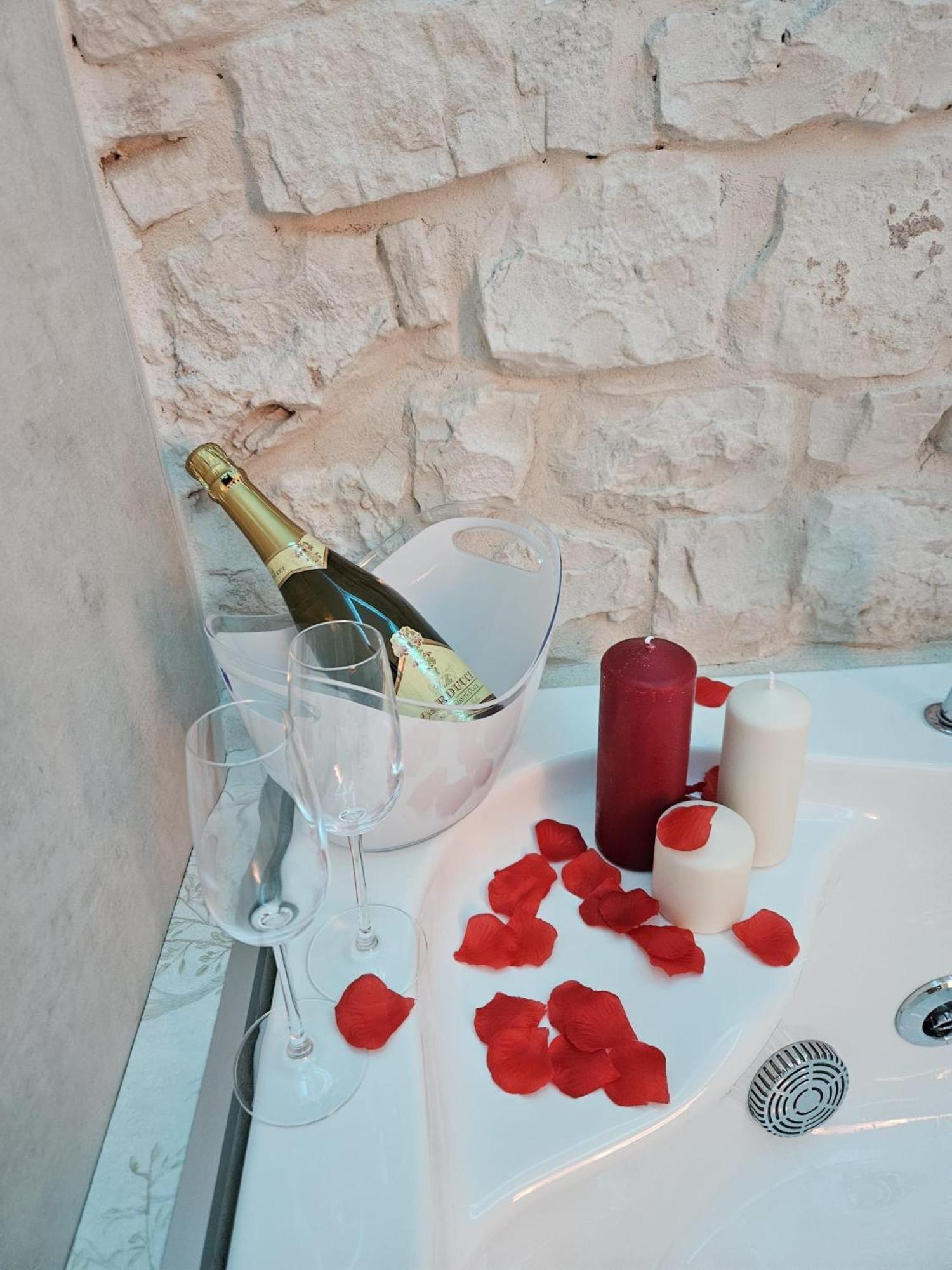 Luxuite Spa Con Piscina E Jacuzzi Alberobello Exterior photo
